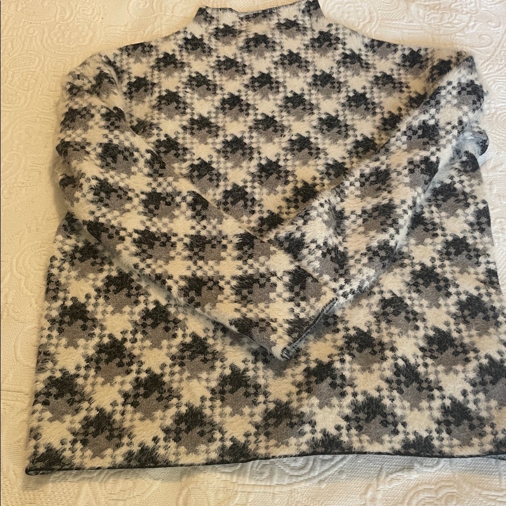 Cupcakes and cashmere XS mock turtle neck top.